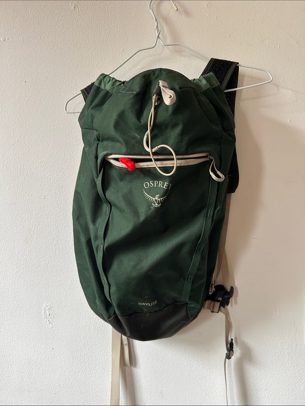OSPREY 15L Green Daylite Backpack cinch-top